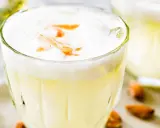En krämig pisco sour med skummig topp och en hint av apelsin.