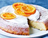 En saftig citron och mandelkaka, pudrad med florsocker och toppad med vispgrädde och apelsinskivor. Perfekt för Fredriks fika!