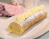 En härlig semmelrulltårta, perfekt för Fredriks fika. Pudrad med florsocker och toppad med grädde.