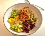 En färgstark bowl med lax, quinoa, edamamebönor, mango, avokado och rödbetor. Perfekt för nyttiga recept!