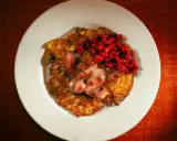 Raggmunk recept: Krispiga potatisplättar med stekt fläsk och rårörda lingon. En klassisk svensk rätt som smakar ljuvligt.