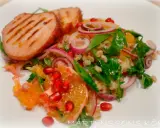 Grillad fläskfilé med en fräsch sallad av apelsin, rödlök, granatäpple och bulgur. Ett härligt sallad recept!