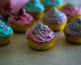 Färgglada cupcakes med fluffig frosting, perfekta för ett festligt frosting recept.