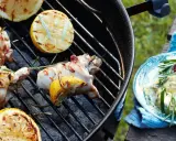 Grillad kyckling med citron och rosmarin, perfekta kryddor till kyckling. En tallrik med krämig röra, chili och örter står bredvid.