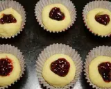 Sex hallongrottor med marsanpulver i pappersformar, redo att bakas.