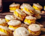 Fredriks fika: små, ljusa marängkakor fyllda med krämig, gul fyllning. En perfekt liten godsak.