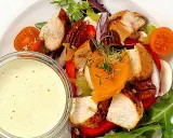 En härlig kycklingsallad med saftiga kycklingbitar, nötter, apelsin och en krämig dressing till kycklingsallad.
