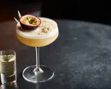 En Pornstar Martini med passionsfrukt och en shot bubbel.