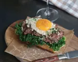 En lyxig toast med biff, grönkål, ost och ett perfekt stekt ägg. Ett fantastiskt bookmaker toast recept!