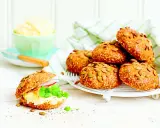 Frukost tips: Nybakade frallor med pumpafrön och sesamfrön, en fylld med äggsallad, skinka och basilika.