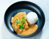 Krämig butter chicken med ris och färsk koriander. En klassiker som alltid smakar gott.