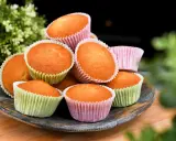 En hög med hallonmuffins i färgglada formar, perfekta för Fredriks fika.