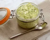En burk med krämig bearnaisesås, perfekt för ditt nästa bearnaisesås recept. En sked ligger bredvid.