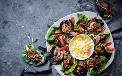 Läckra salladsrullar fyllda med köttfärs, bacon, svamp och tomat. En perfekt proteinrik mat för en hälsosam måltid.