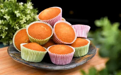 En hög med hallonmuffins i färgglada formar, perfekta för Fredriks fika.