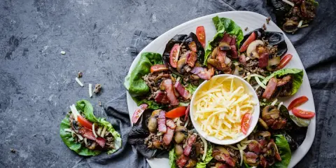 Läckra salladsrullar fyllda med köttfärs, bacon, svamp och tomat. En perfekt proteinrik mat för en hälsosam måltid.