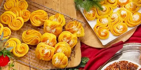Fredriks fika: gyllene saffransbullar med vit choklad, perfekt för julmyset.