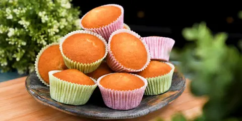 En hög med hallonmuffins i färgglada formar, perfekta för Fredriks fika.