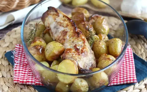 En saftig ytterfile i ugn, omgiven av gyllene, ugnsbakade potatisar och rosmarin. En klassisk och läcker rätt.