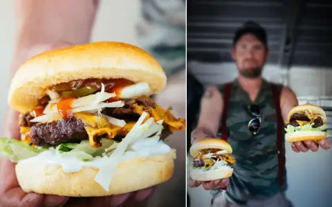 En närbild på en saftig hamburgare med ost, sallad och dressing. Till höger håller en man upp två hamburgare, perfekt för ett hamburgare recept.