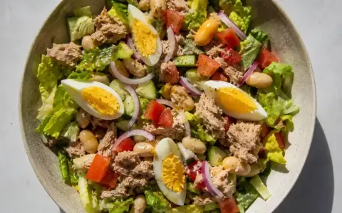 En härlig tonfisk sallad med ägg, bönor, tomat och gurka. Perfekt för en lätt lunch.