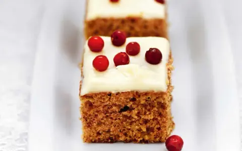 Mjuk pepparkaka med frosting och lingon. En härlig julkaka som smälter i munnen.