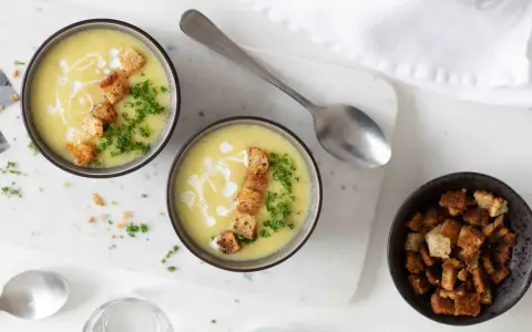 Krämig soppa med krutonger och persilja, perfekt för ett snabbt soppa recept.
