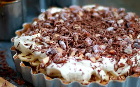 En härlig banoffee paj med fluffig grädde, banan och chokladströssel. Perfekt för fikat!