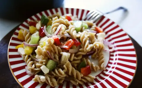 En härlig pasta sallad med rotfrukter, fetaost och en lätt dressing. Perfekt för en snabb lunch eller middag.