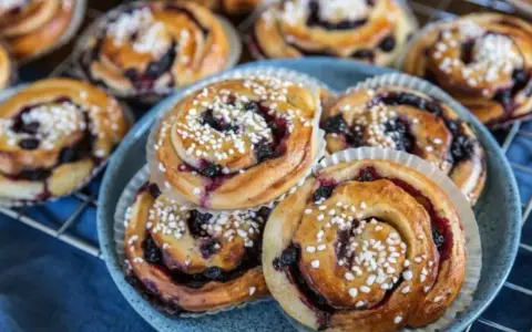 Fredriks fika: saftiga kanelbullar med blåbär, perfekta för en mysig stund.