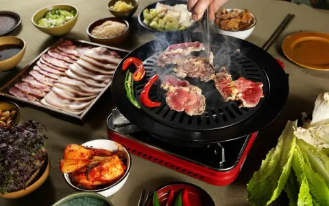 Koreansk BBQ med saftigt kött som grillas, serveras med kimchi, vitlök och en hemlagad koreansk bbq sås recept.