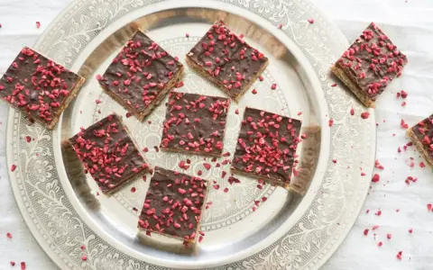 Havrerutor med choklad och torkade hallon på ett vackert silverfat. En perfekt fika!