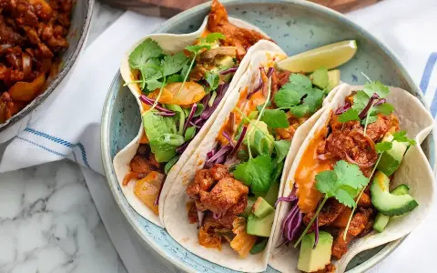 Tre läckra tacos med kryddig fyllning, avokado, koriander och rödkål. Ett perfekt tacos recept för en festmåltid!