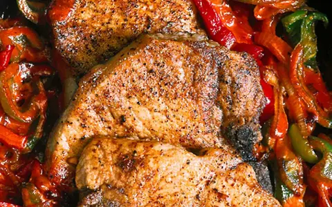 Saftiga kotletter i ugn med paprika och lök. En härlig middag som doftar gott!