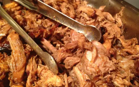 En stor skål med saftig pulled pork, perfekt för Fredriks fika. Tång ligger redo att servera.