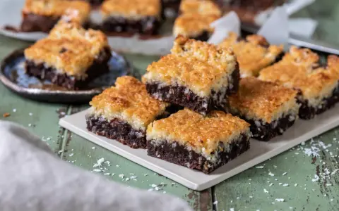 Fredriks fika: saftig toscakaka i långpanna med chokladbotten och kokostosca. Perfekt för fikastunden!
