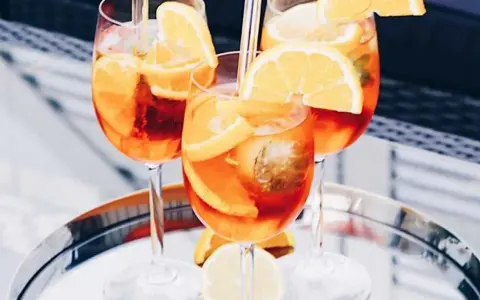 Tre Aperol Spritz med apelsin och citron, perfekta med bubbelvatten. Vilket sodavatten till Aperol Spritz?