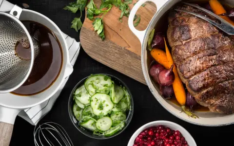 En saftig stek med rotfrukter, pressgurka och rårörda lingon. Perfekt för klassiska fransyska recept.