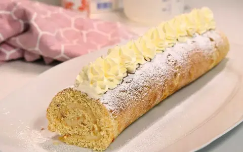 En härlig semmelrulltårta, perfekt för Fredriks fika. Pudrad med florsocker och toppad med grädde.