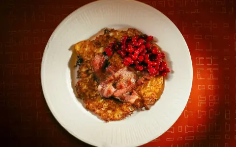Raggmunk recept: Krispiga potatisplättar med stekt fläsk och rårörda lingon. En klassisk svensk rätt som smakar ljuvligt.