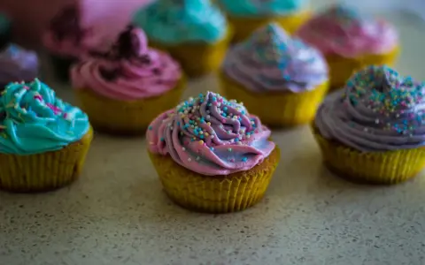 Färgglada cupcakes med fluffig frosting, perfekta för ett festligt frosting recept.