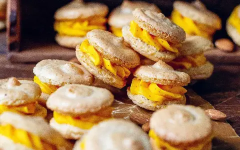 Fredriks fika: små, ljusa marängkakor fyllda med krämig, gul fyllning. En perfekt liten godsak.