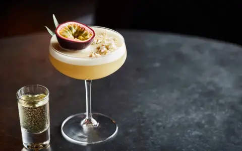 En Pornstar Martini med passionsfrukt och en shot bubbel.