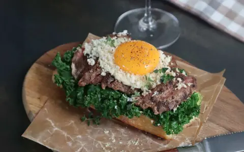 En lyxig toast med biff, grönkål, ost och ett perfekt stekt ägg. Ett fantastiskt bookmaker toast recept!