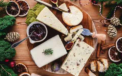 En härlig ostbricka med olika ostar, kex, fikon och marmelad. Perfekt vin till ostbricka för en mysig stund.