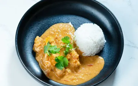 Krämig butter chicken med ris och färsk koriander. En klassiker som alltid smakar gott.