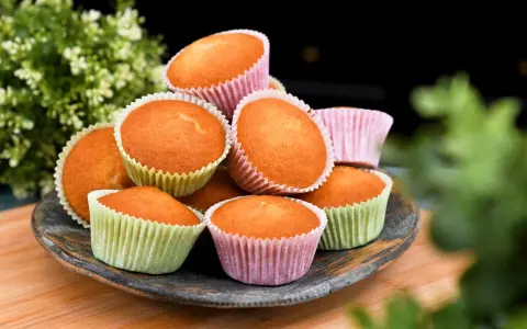 En hög med hallonmuffins i färgglada formar, perfekta för Fredriks fika.