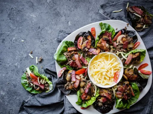Läckra salladsrullar fyllda med köttfärs, bacon, svamp och tomat. En perfekt proteinrik mat för en hälsosam måltid.