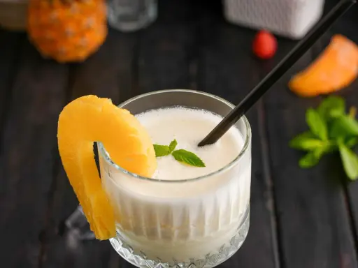 En krämig pina colada med ananasskiva och mynta. Perfekt för ett soligt pina colada recept.