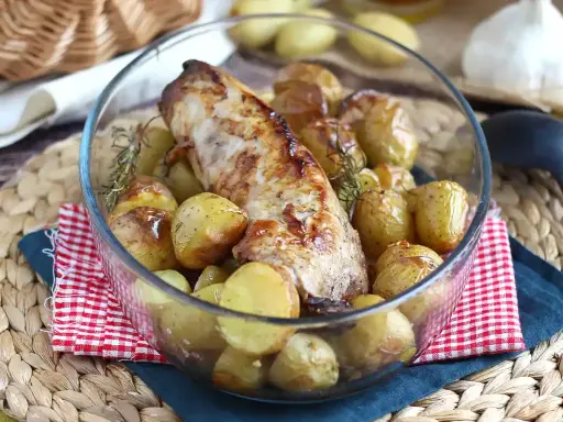 En saftig ytterfile i ugn, omgiven av gyllene, ugnsbakade potatisar och rosmarin. En klassisk och läcker rätt.